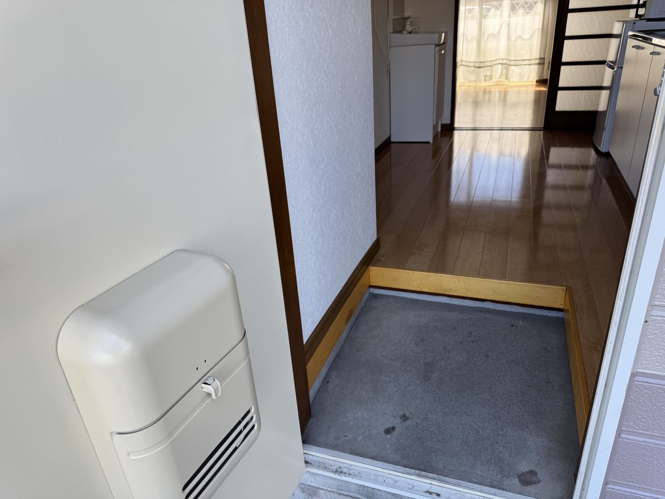 玄関から奥の居室へ続く廊下。右側に台所