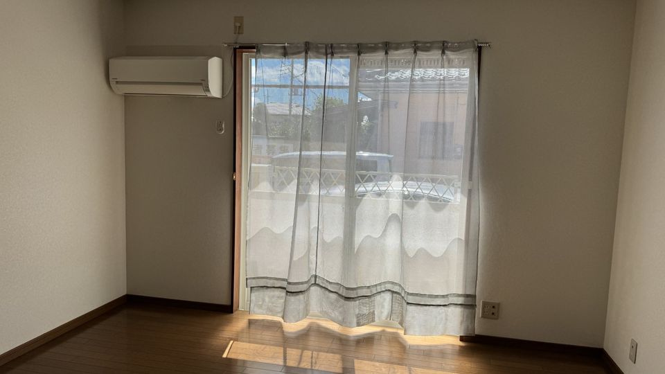 明るい窓のある居室。エアコン付き、床はフローリング
