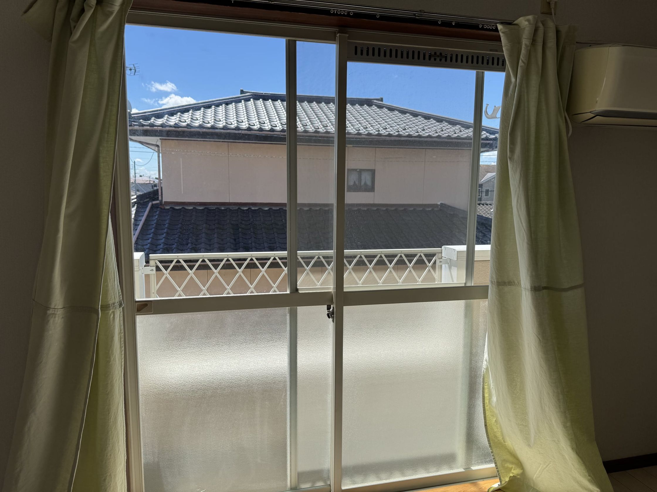 居室の窓から見える近所の家並み