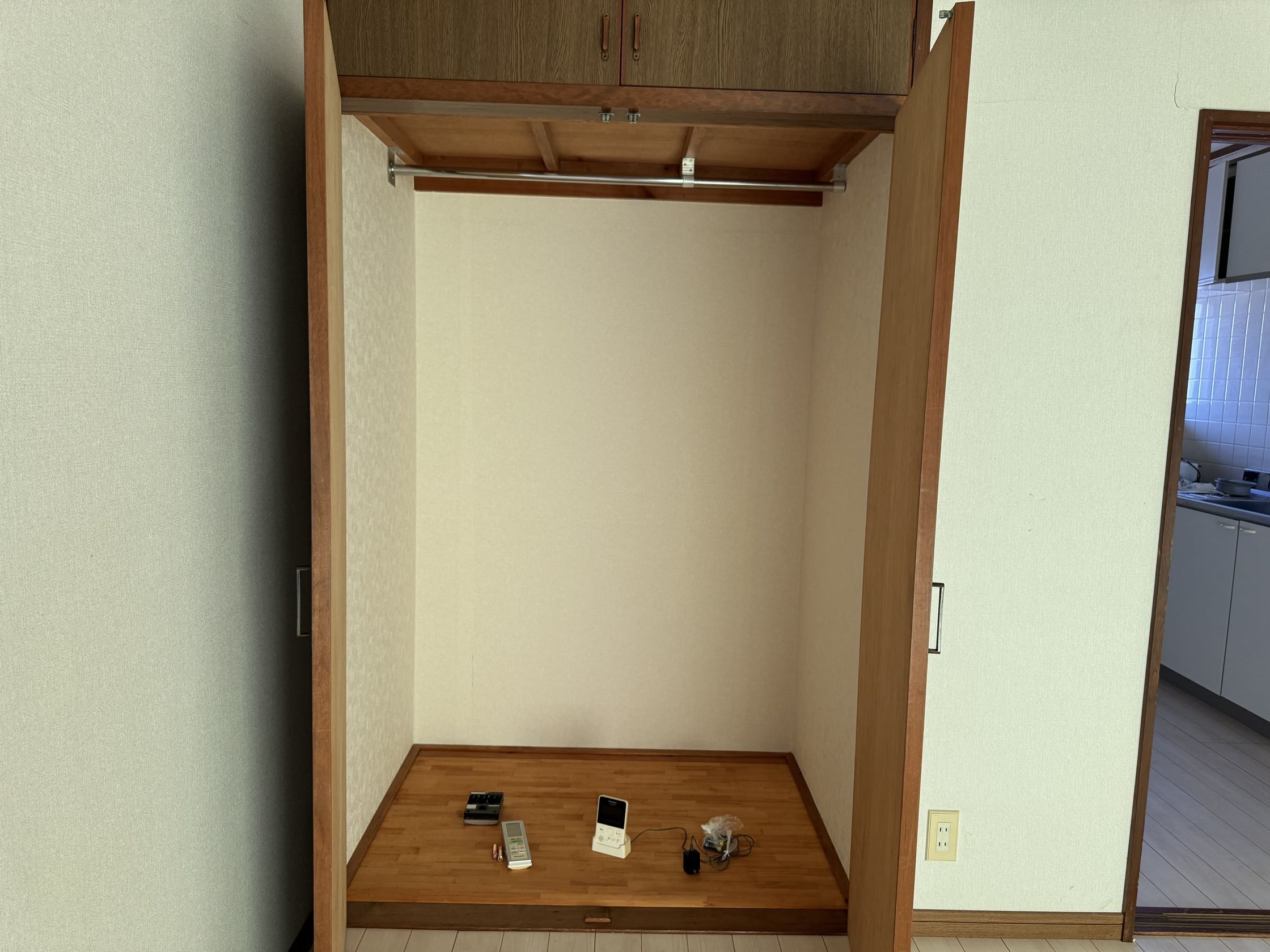 扉を開けた収納。ハンガーパイプ付き