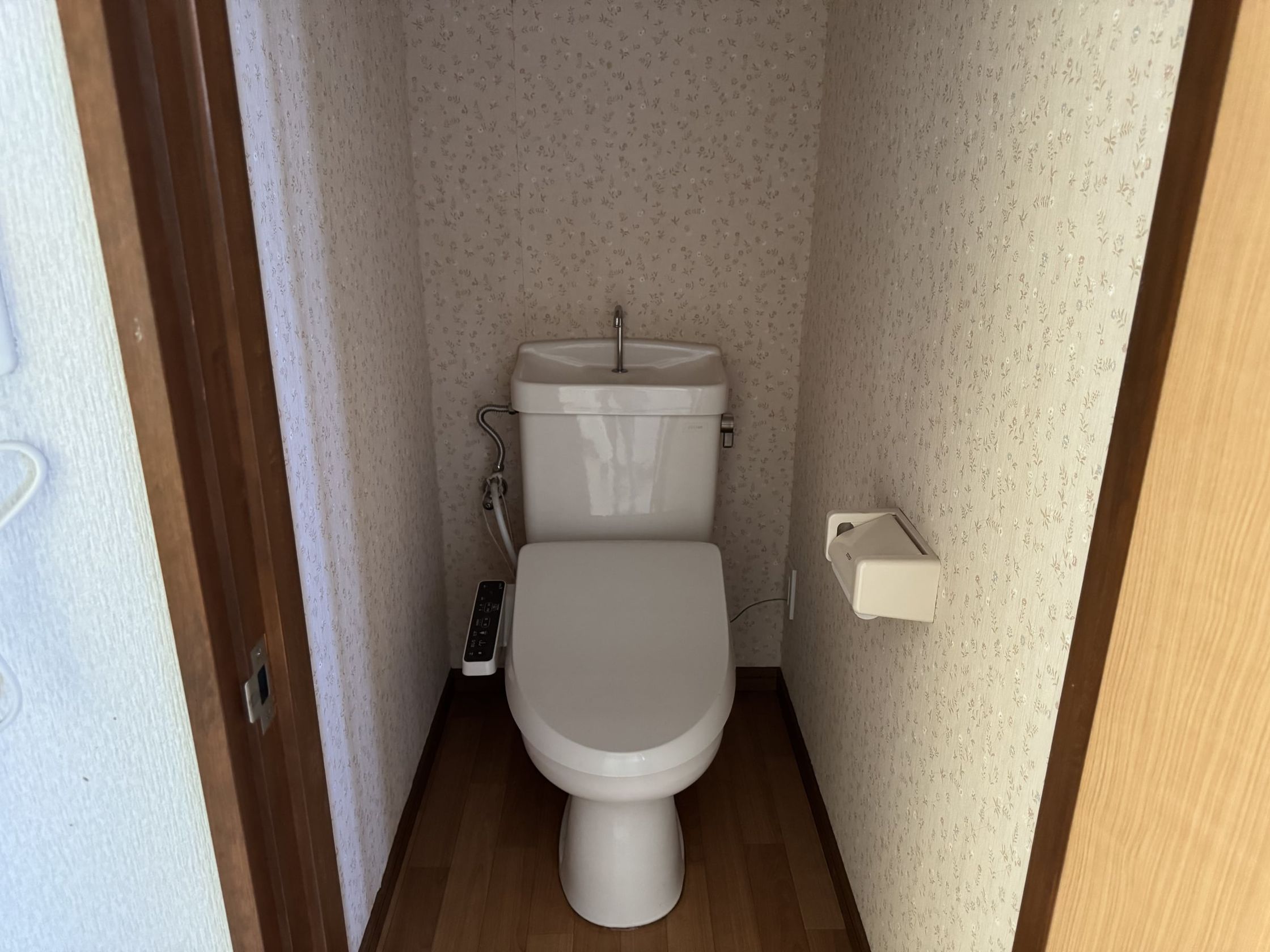 温水洗浄便座付きのトイレ